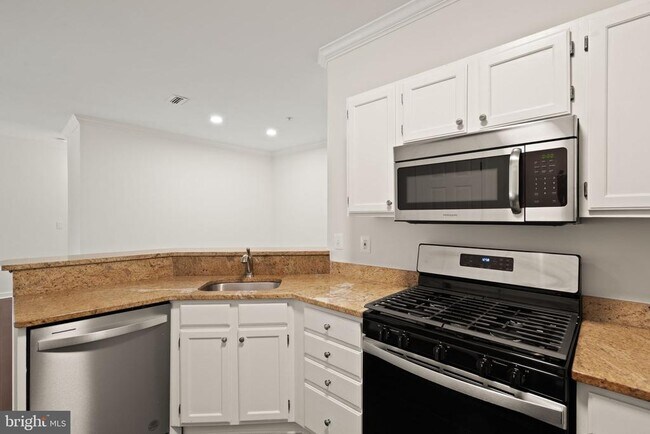 Building Photo - 1704 Lake Shore Crest Dr
