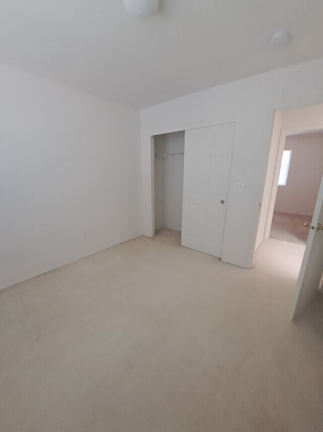 Building Photo - Beautiful Bright 3 bedroom - A/C  - Move i...