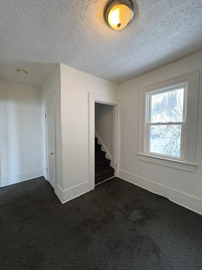 Building Photo - Three bedroom one bathroom home for rent