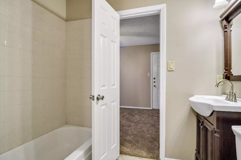 Building Photo - 2300 Balsam Dr