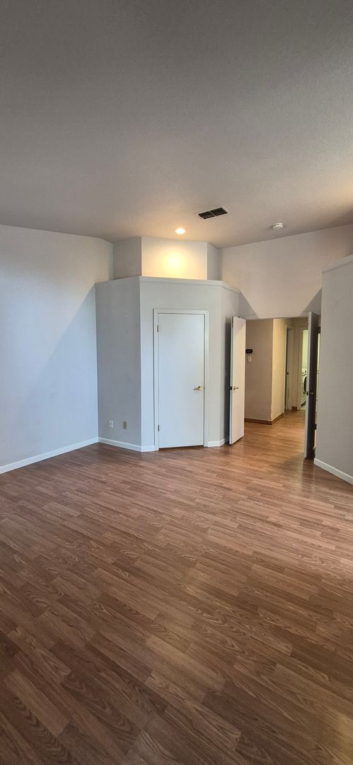 Building Photo - 642 Silvertop Way