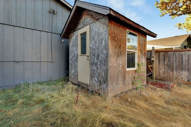 Building Photo - 1365 SE Cedar St