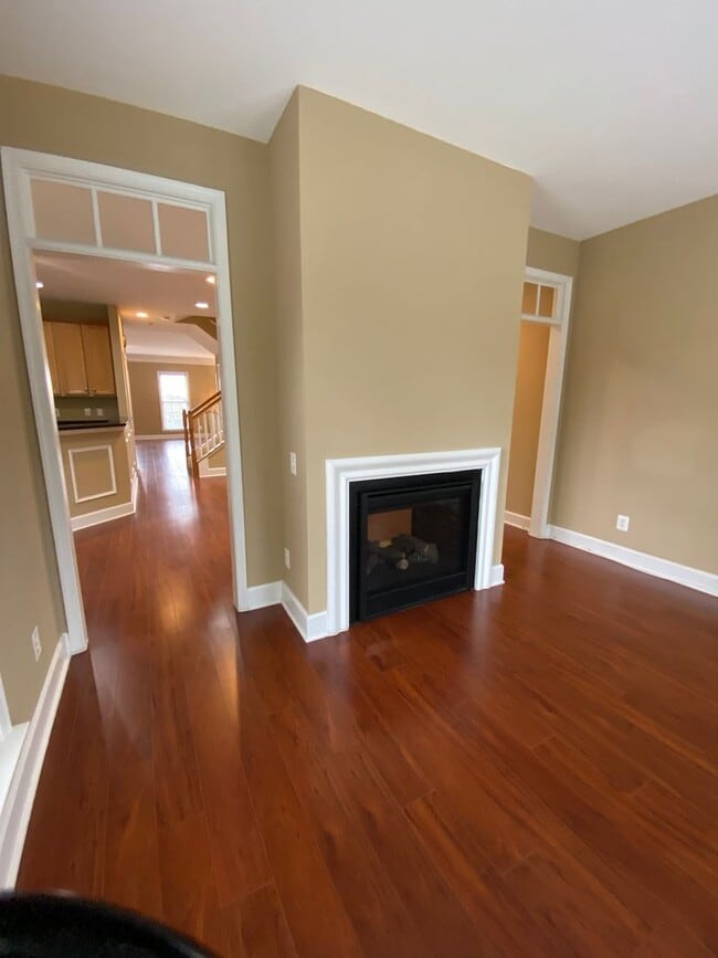 Building Photo - Bright and Spacious End Unit Townhouse in ...