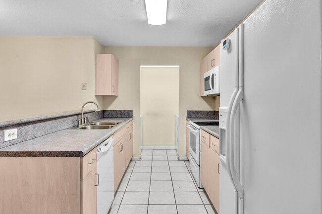 Building Photo - 10240 NW 33rd Pl