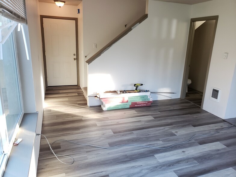 Entry with half bath on main level - 504 Alder Plz