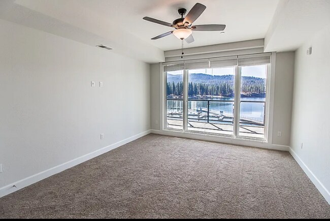 Building Photo - Beautiful river front condo move in ready!