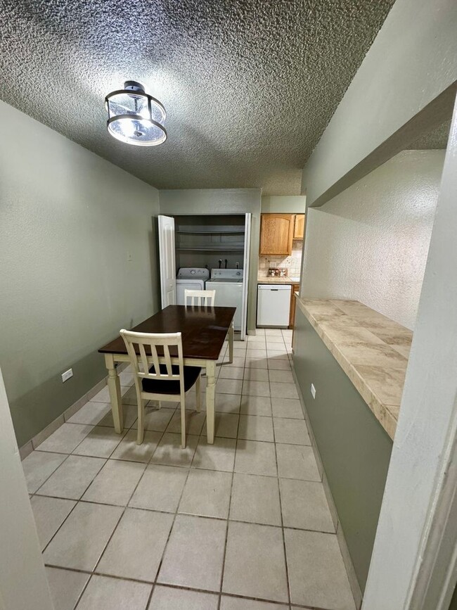 Building Photo - Charming 2BR Condo in Denver