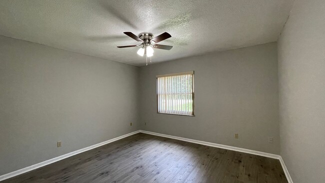 Building Photo - Move-In Ready! Charming 3-Bed 2-Bath Singl...