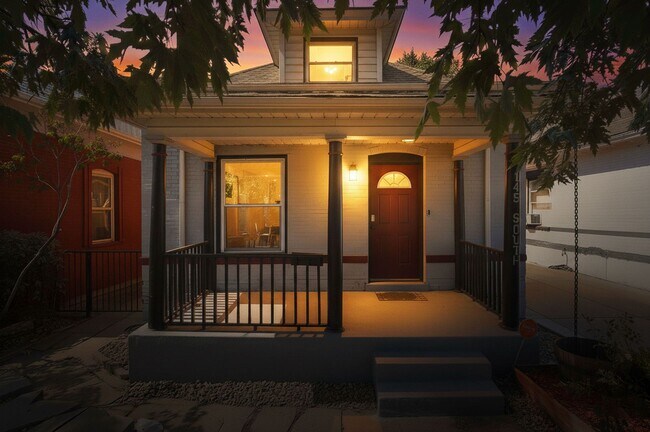 Building Photo - Available NOW! 3 Bedroom 1 Bath Home in Denver!