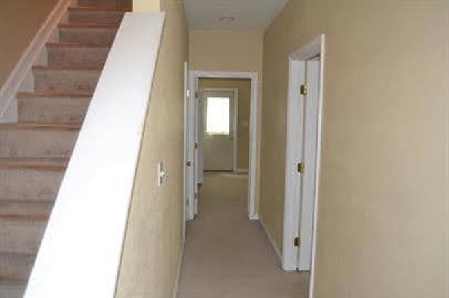 Building Photo - 4 Bedroom Townhome in Lynchburg