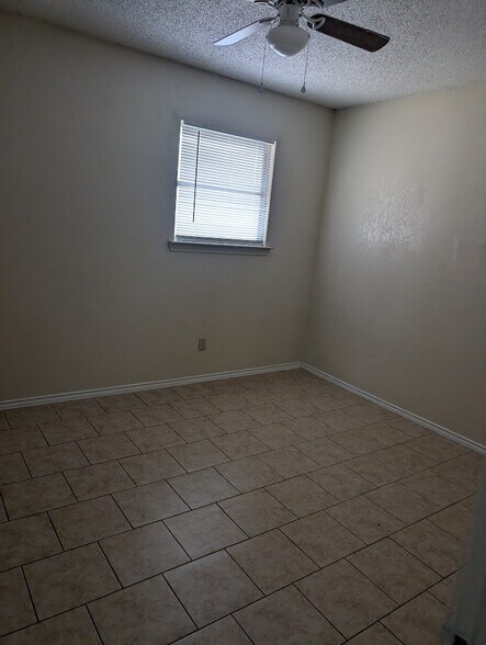Building Photo - 505 Hackberry St