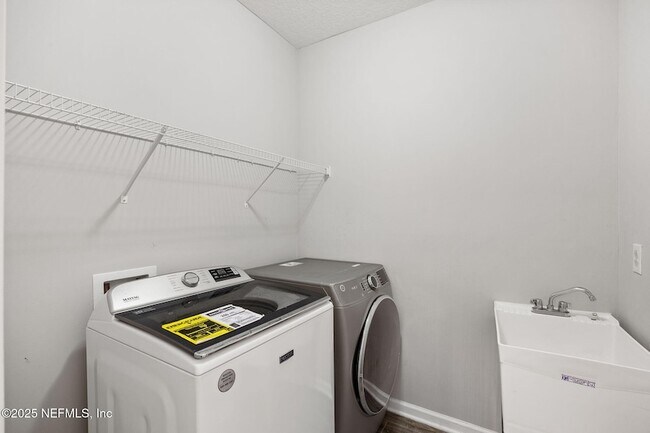 Building Photo - 92 Fernbrook Dr