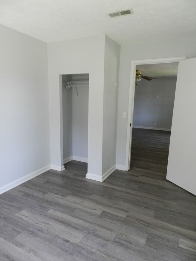 Building Photo - 204 Dyer Dr