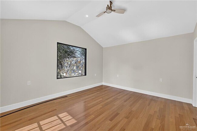 Building Photo - 12303 Lakeview Dr