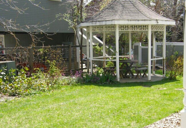 Building Photo - Super sunny & sweet 1 bedroom condo in the heart of Boulder