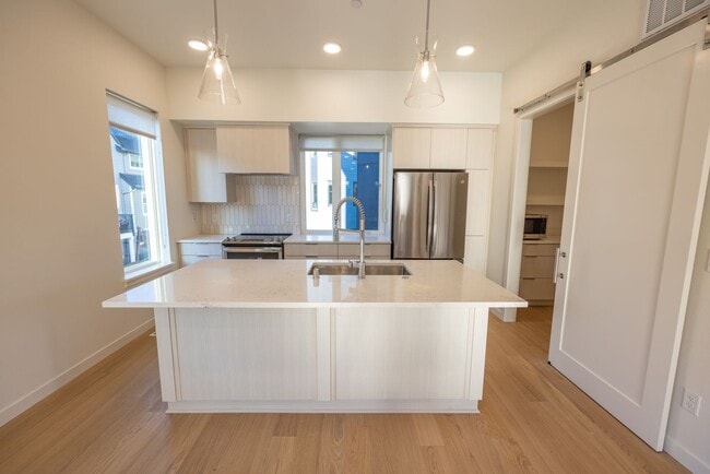 Building Photo - Riverside Townhomes - Waterfront Living in...