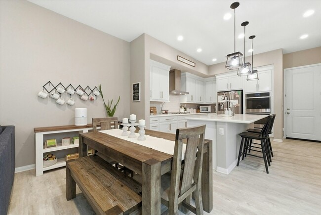 Building Photo - 155 Spectacle