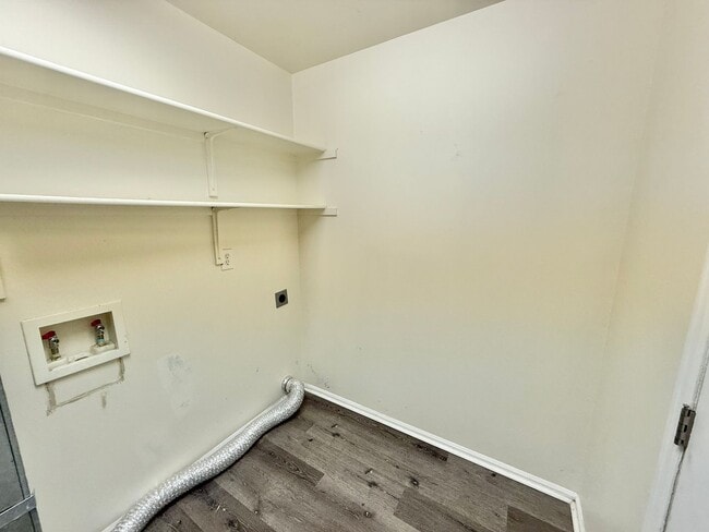 Building Photo - 636 E Clarion Dr