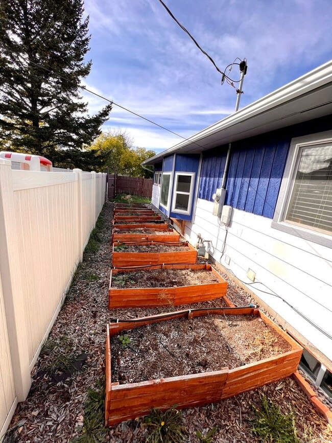 Building Photo - Pet Friendly 3 Bed 2 Bath Single Family Home With Large Garage!