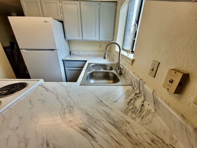 Building Photo - 508 E 7th St