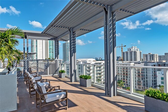 Building Photo - 321 NE 26th St