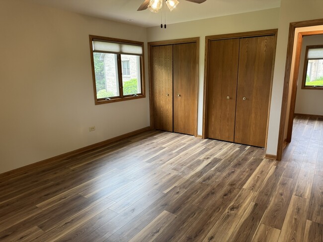 Building Photo - 881 Glenmore Ct