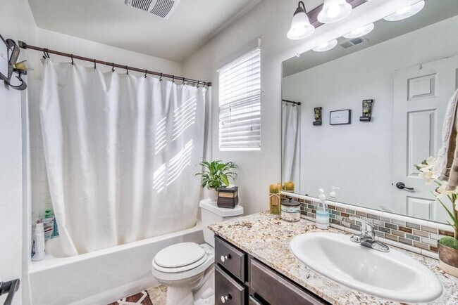 Building Photo - Beautiful 3/2.5 near Clovis East