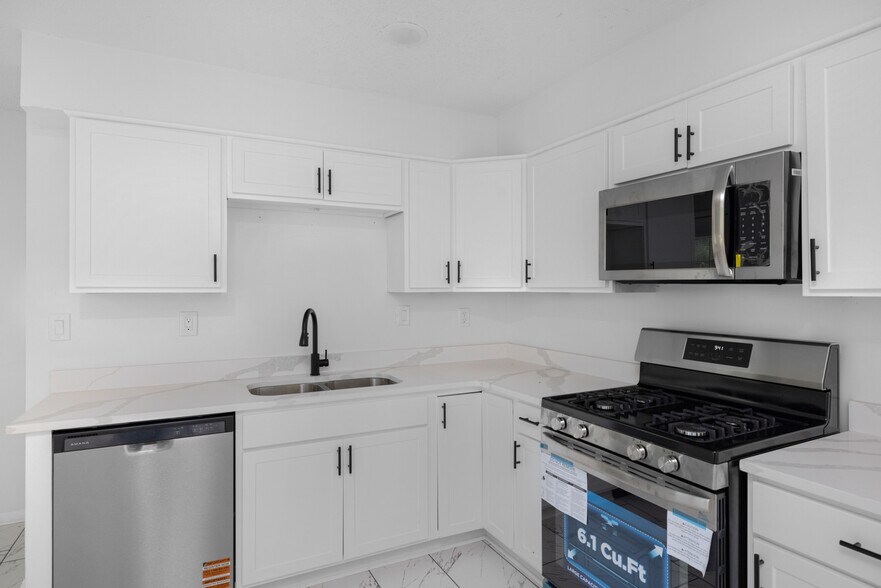 Building Photo - 5340 Lakeview Cv