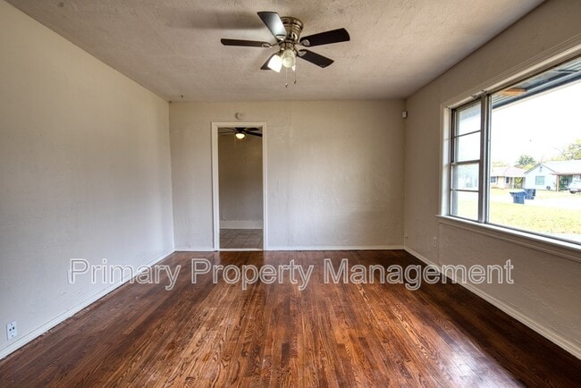 Building Photo - 3004 Somerset Pl