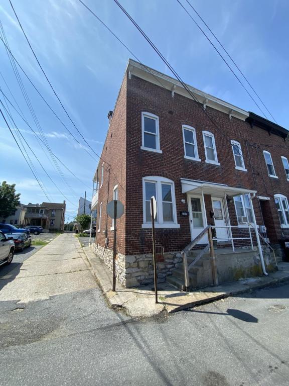 Building Photo - 626 Walton St