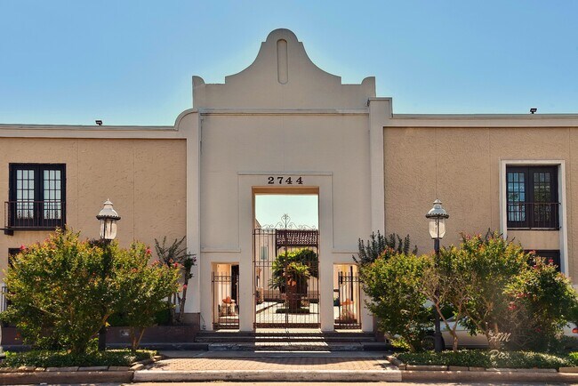 Building Photo - 2744 Briarhurst Dr