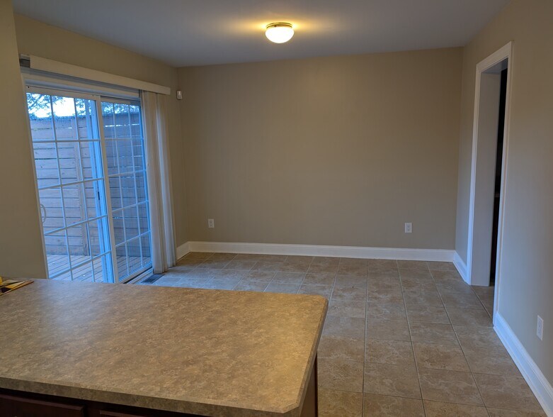 Building Photo - 437 Paxson Ave