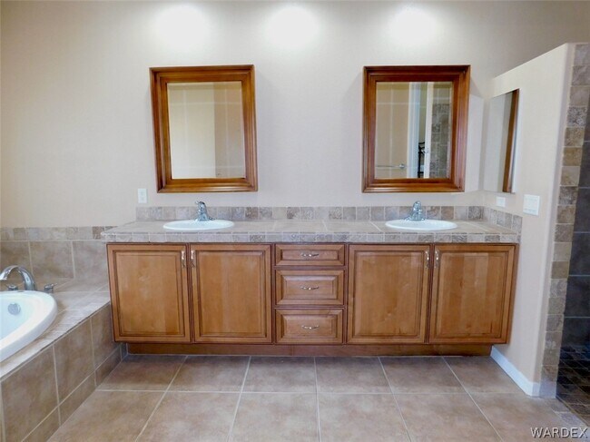 Building Photo - 2824 Fort Silver Dr