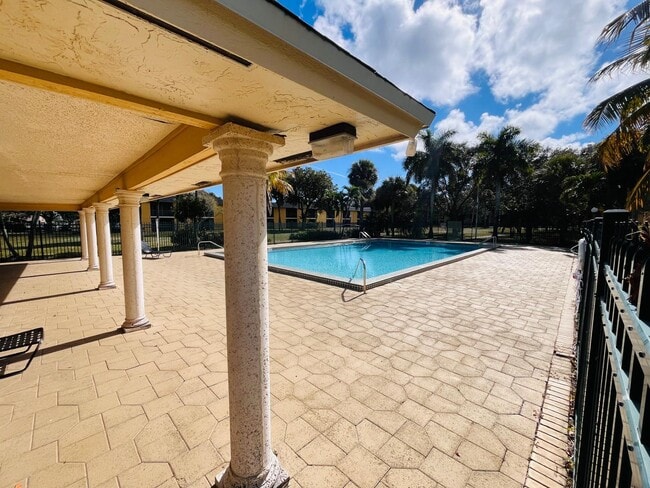 Building Photo - 1106 Meadows Cir