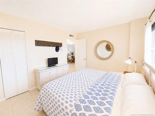 Building Photo - 7380 S Ocean Dr