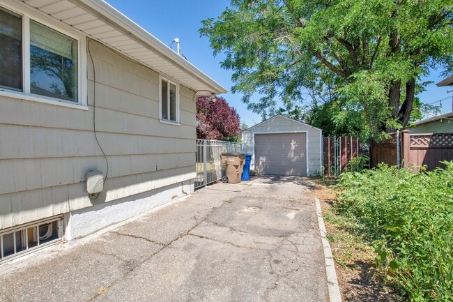 Building Photo - A Gardners Dream 2 Bed 1 Bath Home in Amazing SLC Location! Available NOW!