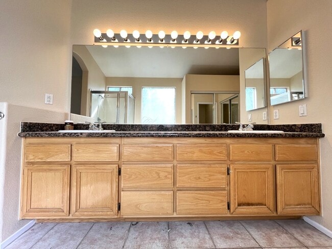 Building Photo - 4 bed, 3 bath located in Corona, CA!