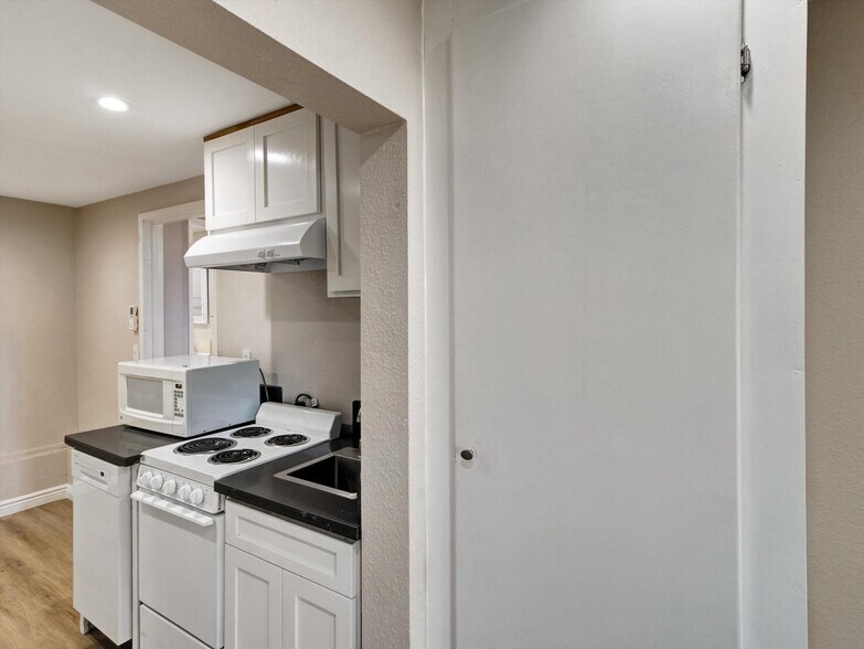 Building Photo - 985 1/2 Dexter St