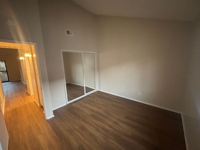 Building Photo - Beautiful 2-Bedroom Condo in Canyon Country!
