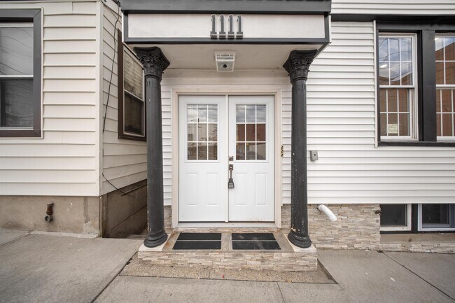 Building Photo - 1111 53rd St