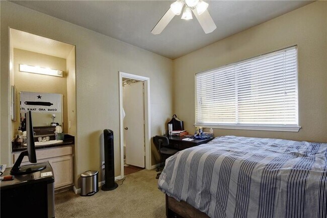 Building Photo - 4X2 Condo Less than $900/Bedroom for August