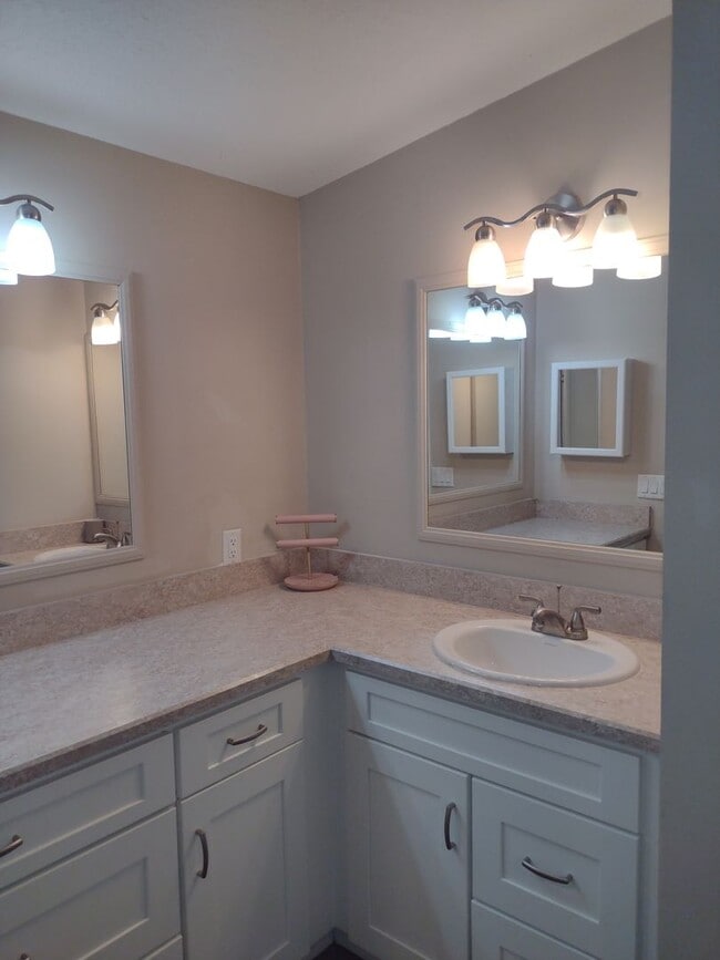 Building Photo - Remodeled Home in the Villages-Move in Ready