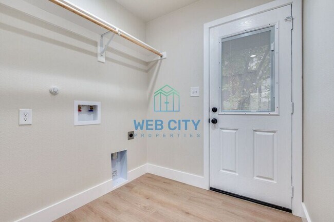 Building Photo - 2546 Kathleen Ave