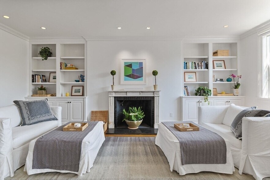 Building Photo - 49 Beacon St