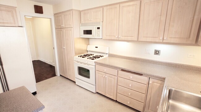 Building Photo - 460 Highcrest Dr