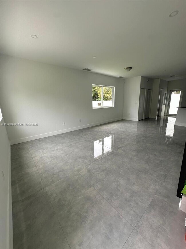 Building Photo - 723 NW 19th Ave