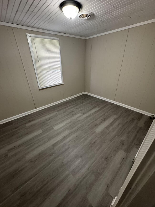 Building Photo - 2 Bed 1 Bath with Bonus Storage space & Large yard