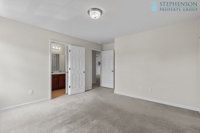 Building Photo - Freshly Remodeled 5 Bedroom with Primary B...