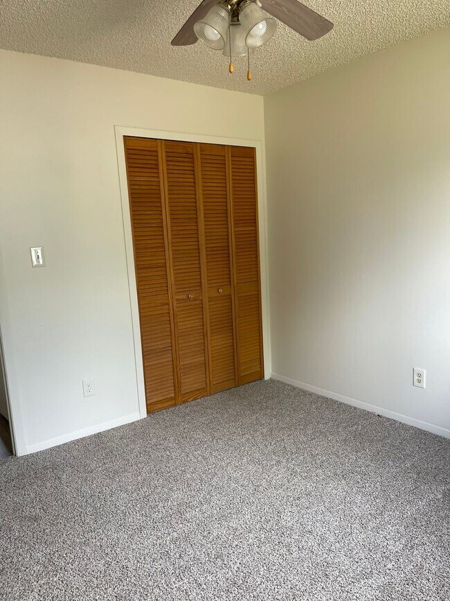 Building Photo - 3 bedroom, 1 bath