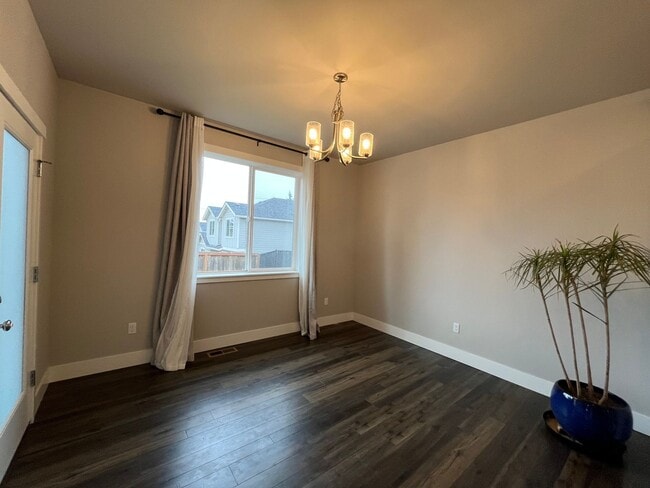 Building Photo - Beautiful and Newer 4 Bedroom 2.5 Bathroom Craftsman attached House close to the Columbia River! ...